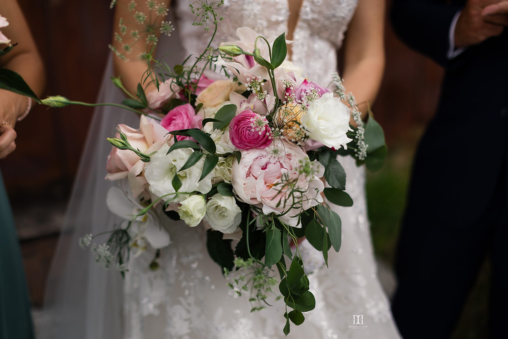 wedding bouquet irondequoit country club wedding photos