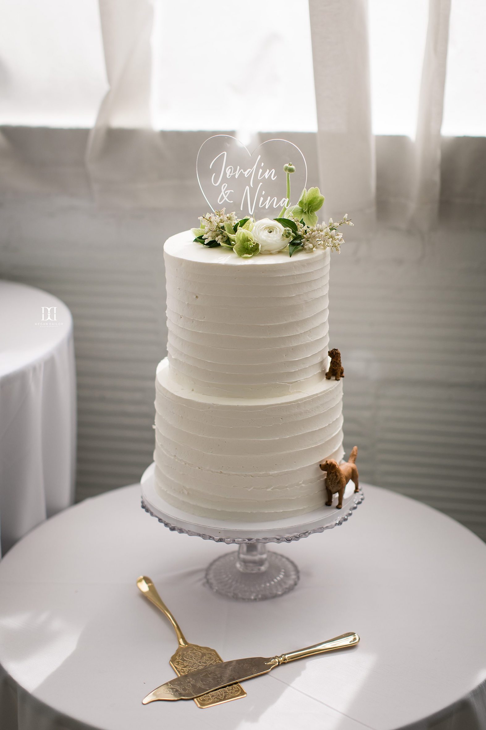 wedding cake with dog figurines 