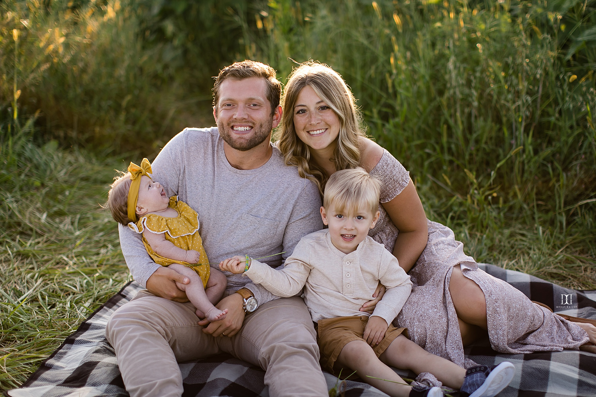 cute family sunflower family photos in rochester