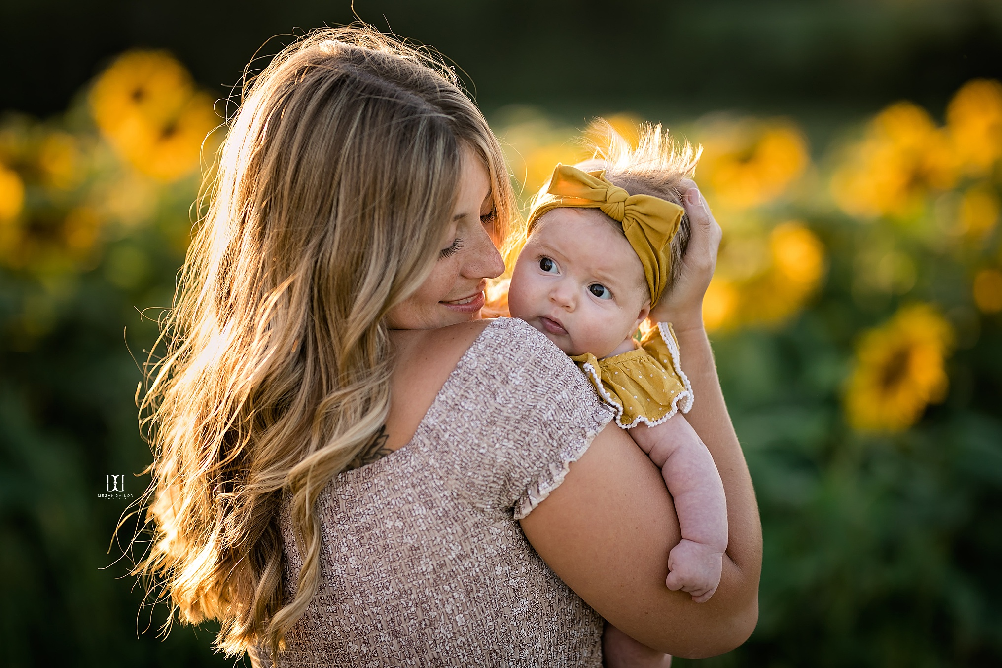 mom and daughter sunflower family photos in rochester